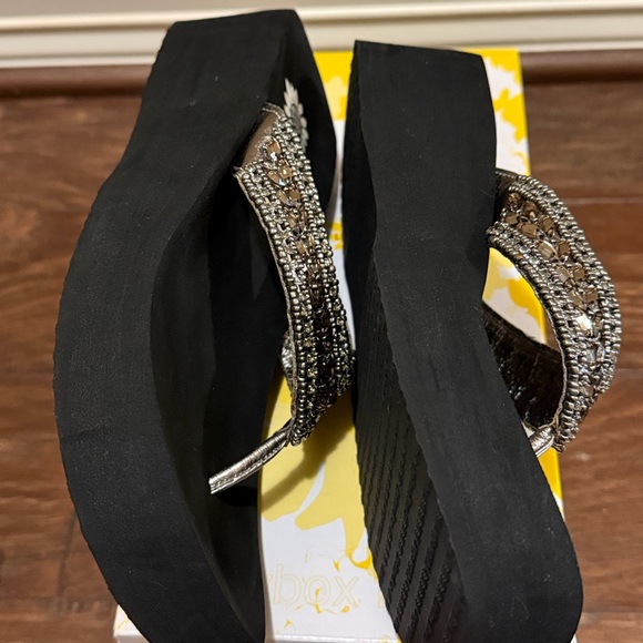 Yellow Box Women's Black and Gold Sandals New - Picture 7 of 8